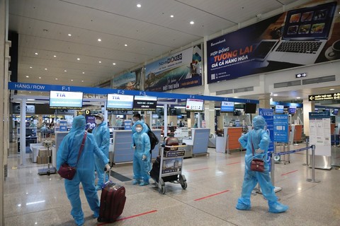 Hành khách háo hức trong ngày đầu sân bay Tân Sơn Nhất hoạt động trở lại