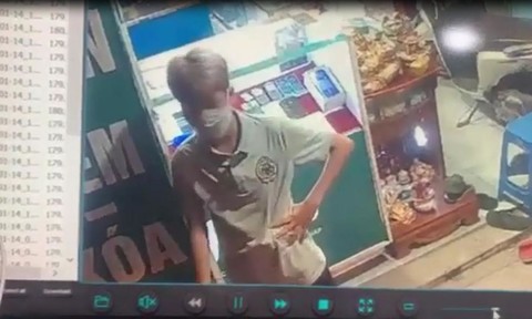 Cô gái vờ mua rồi giật chiếc ĐTDĐ trên tay chủ tiệm ở Sài Gòn bỏ chạy