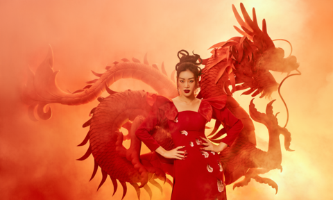 Hoa hậu Khánh Vân trong bộ áo dài lấy cảm hứng từ rồng
