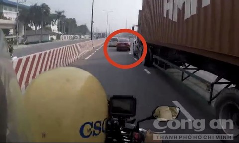 Video CSGT điều khiển mô tô "xé gió" truy đuổi tên trộm lái ôtô bỏ chạy điên cuồng