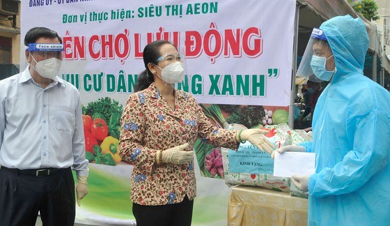 Đồng chí Nguyễn Thị Lệ thăm hỏi, tặng quà người dân mới khỏi bệnh Covid-19 tại quận 3. Ảnh: CAO THĂNG