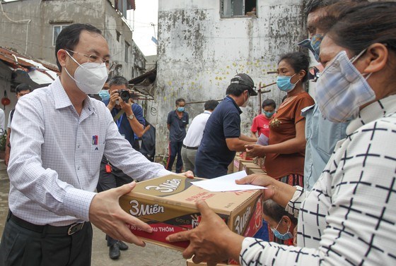 Đồng chí Nguyễn Văn Hiếu thăm hỏi, tặng quà cho người dân tại Khu phố 7, phường An Khánh. Ảnh: HOÀNG HÙNG