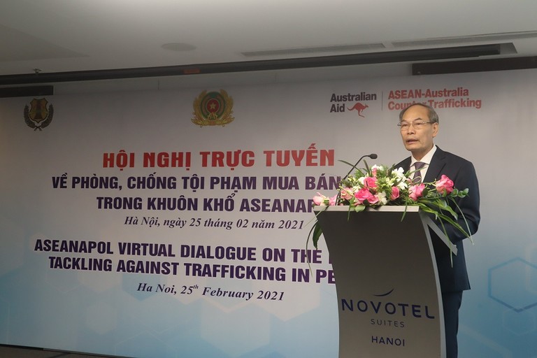 Thiếu tướng Đỗ Văn Hoành, Chánh Văn phòng Cơ quan Cảnh sát điều tra Bộ Công an phát biểu tại Hội nghị.