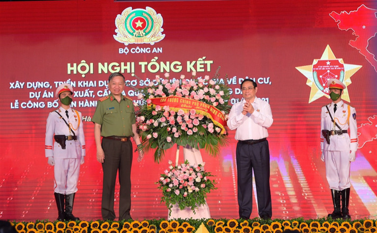 Thủ tướng Phạm Minh Chính tặng hoa chúc mừng Hội nghị.