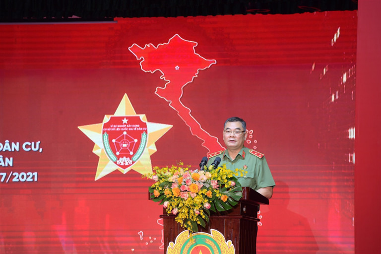 Trung tướng Tô Ân Xô, Chánh Văn phòng Bộ Công an tuyên bố lý do, giới thiệu đại biểu dự Hội nghị.