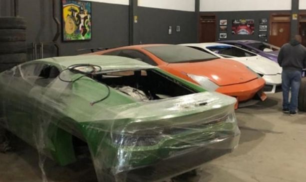 Hàng loạt vỏ các siêu xe được tìm thấy trong xưởng làm giả - Ảnh: Cảnh sát Brazil+