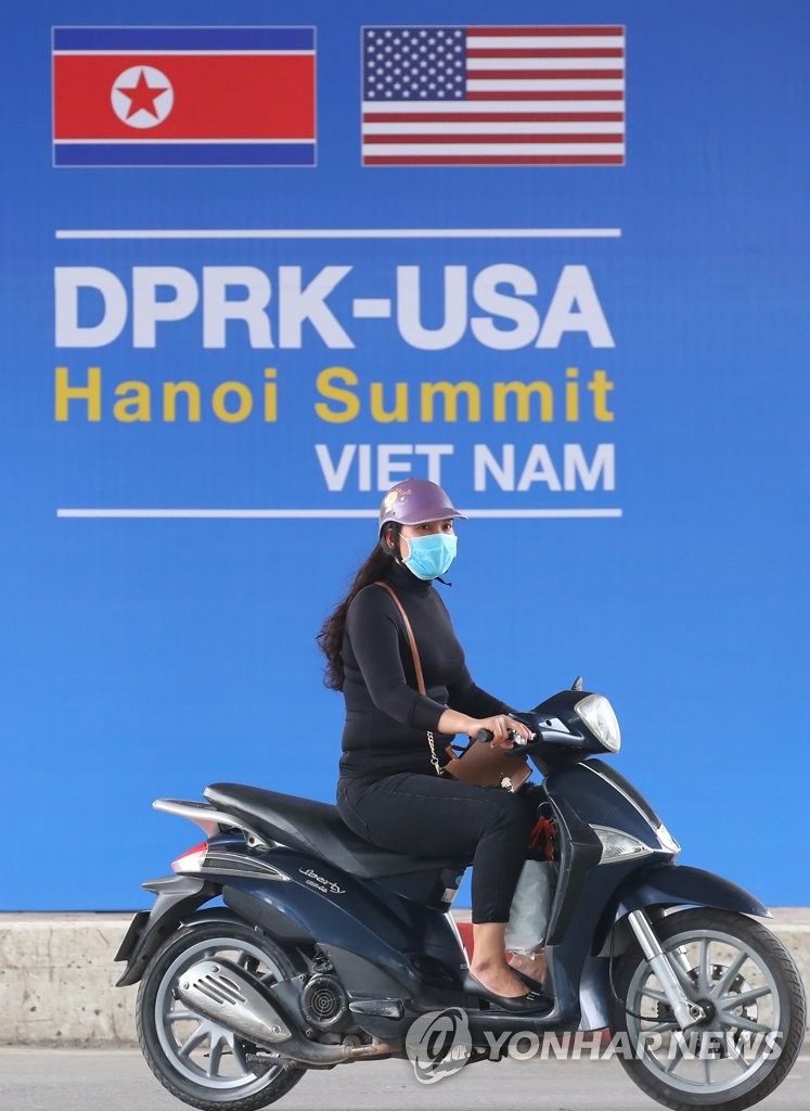 Đường phố Hà Nội được trang hoàng các tấm áp phích về thượng đỉnh Mỹ - Triều - Ảnh: Yonhap
