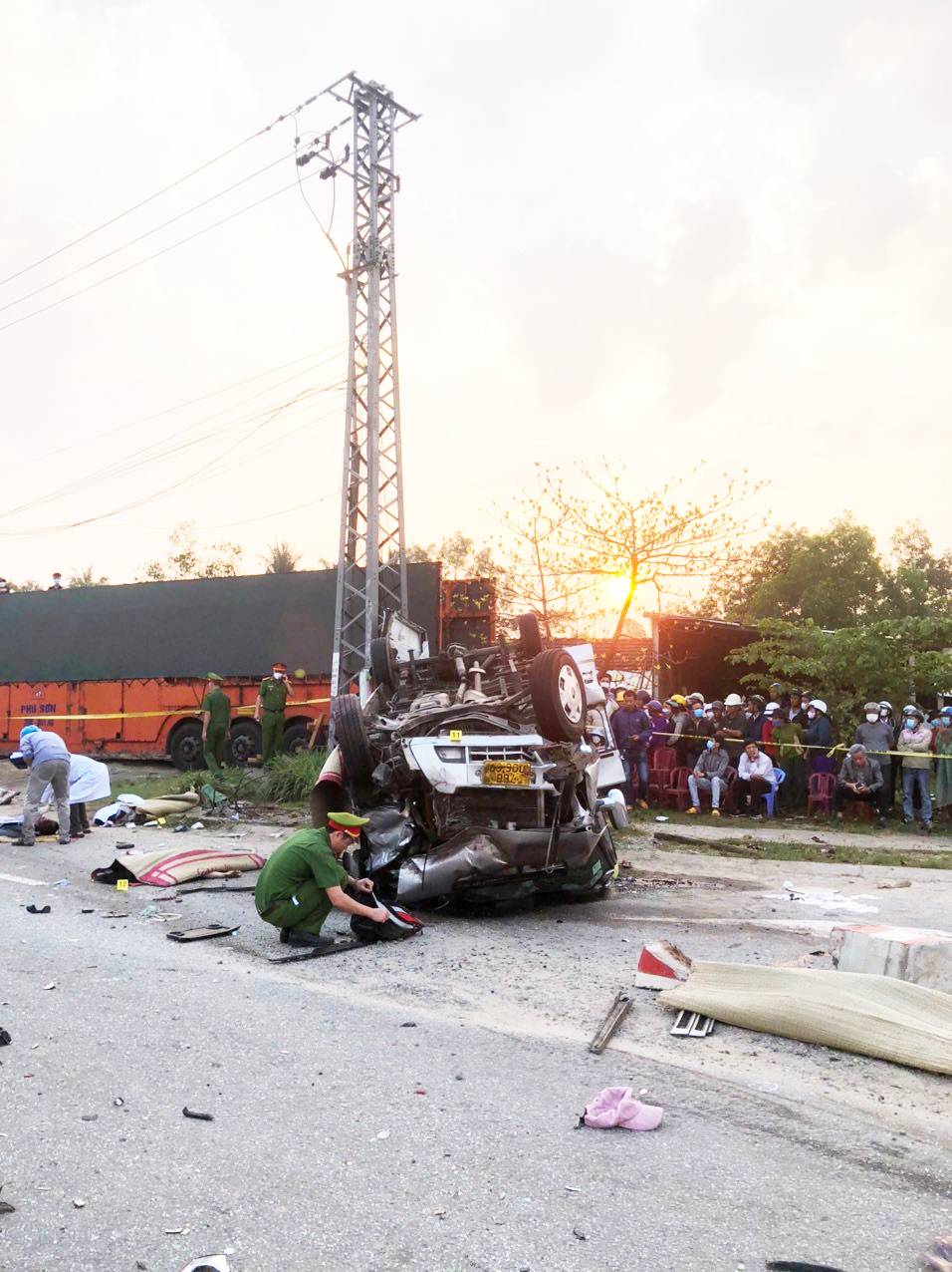 Hình ảnh hiện trường vụ tai nạn thảm khốc khiến 8 người tử vong
