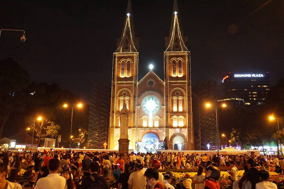 Những hình ảnh ấn tượng trong đêm Giáng sinh ở Sài Gòn