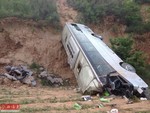 Xe khách rơi xuống núi, 30 người tử vong