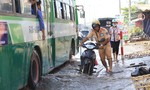 CSGT lội nước đẩy xe chết máy giúp dân vượt qua triều cường