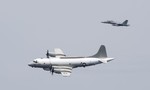 Chiến đấu cơ Trung Quốc 'áp sát' máy bay Mỹ trên Biển Đông