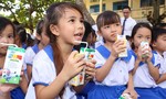 Vinamilk và Quỹ sữa Vươn cao Việt Nam trao tặng 111.000 ly sữa cho hơn 1.200 trẻ em tỉnh An Giang