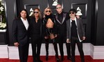 Lady Gaga mặc váy hở ngực trên thảm đỏ Grammy 2017