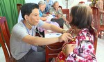 Người dân nghèo huyện Long Hồ được khám bệnh và cấp thuốc miễn phí