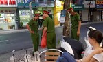 Cảnh sát ở TP.HCM nhặt rác sau lễ hội Tết Nguyên tiêu