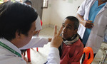 Bác sĩ Sài Gòn vượt ngàn cây số khám bệnh cho người nghèo Lào