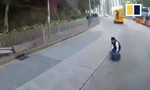 Clip học sinh văng khỏi xe buýt đưa rước chạy tốc độ cao