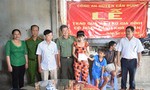 Công an huyện Cần Đước hỗ trợ hàng tháng cho 2 gia đình khó khăn