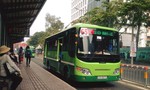 Nhắc nhở khách tắt nhạc, tiếp viên xe buýt ở Sài Gòn bị đánh bầm mắt