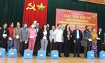 Đoàn công tác TPHCM tặng quà cho bà con ở Quảng Nam