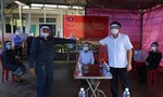 Viện KSND tỉnh TT-Huế trao 300 phần quà tặng người dân, cán bộ Lào