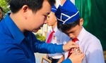 Tặng Huy hiệu “Tuổi trẻ dũng cảm” cho 3 học sinh cứu người đuối nước