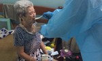 Trung uý Công an tình nguyện chăm sóc cụ bà 82 tuổi nhiễm Covid-19 sống một mình