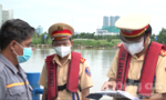 Cảnh sát đường thủy Công an TPHCM ngăn ngừa lây lan dịch bệnh