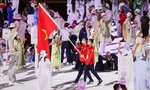 VĐV Nguyễn Huy Hoàng cầm quốc kỳ Việt Nam tại lễ khai mạc SEA Games 31