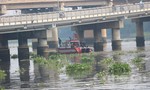 Người phụ nữ để lại đôi dép trên cầu, nghi nhảy sông Sài Gòn tự tử