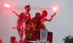 Cổ động viên đội mưa, đốt pháo sáng tiến về sân Mỹ Đình cổ vũ U23 Việt Nam