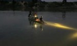 Trắng đêm tìm kiếm 2 cháu bé nghi đuối nước trên sông