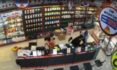 Thanh niên xông vào cửa hàng tấn công nhân viên, cướp tài sản