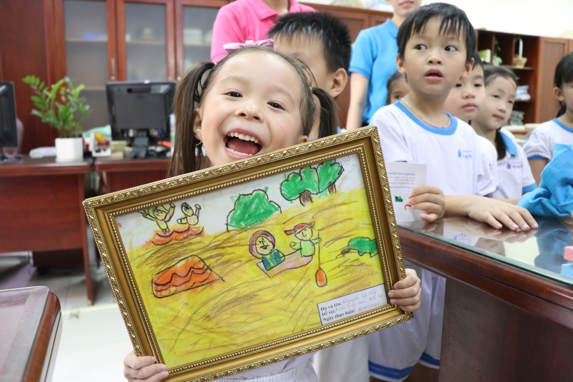 Các bé mầm non làm bánh, vẽ tranh gây quỹ ủng hộ miền Trung