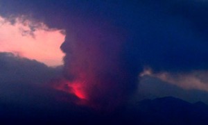 Nhật Bản phát cảnh báo cao nhất sau khi núi lửa phun trào
