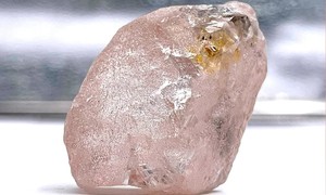Tìm thấy viên kim cương hồng lớn nhất trong vòng 300 năm