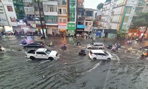 Mưa lớn nhiều giờ liền, người dân TPHCM quay cuồng khi đường ngập, kẹt xe