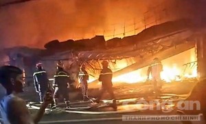 Cháy chợ ở Bình Dương, hàng trăm mét vuông ki-ốt đổ sập
