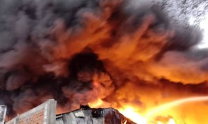 Cháy dữ dội tại công ty chuyên sản xuất keo ở Long An