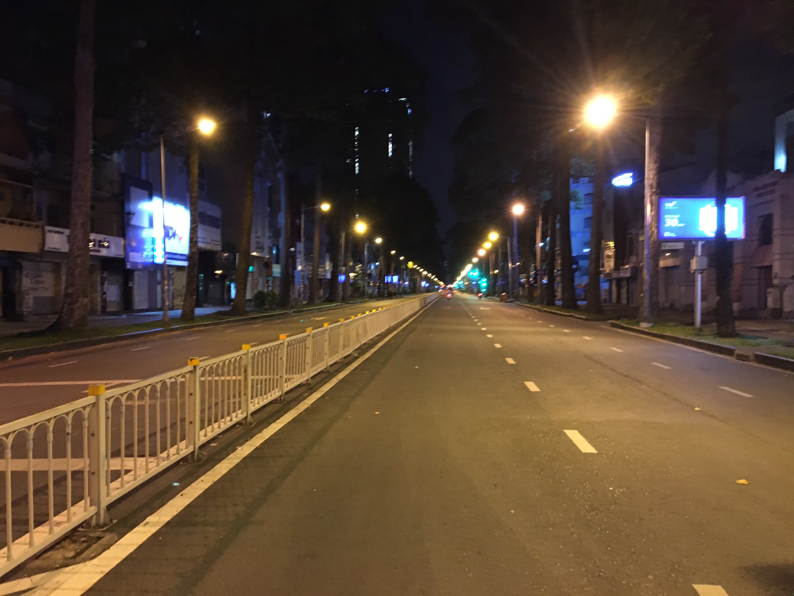 Đường Phố Sài Gòn Trong Những Đêm Giãn Cách Xã Hội Tăng Cường