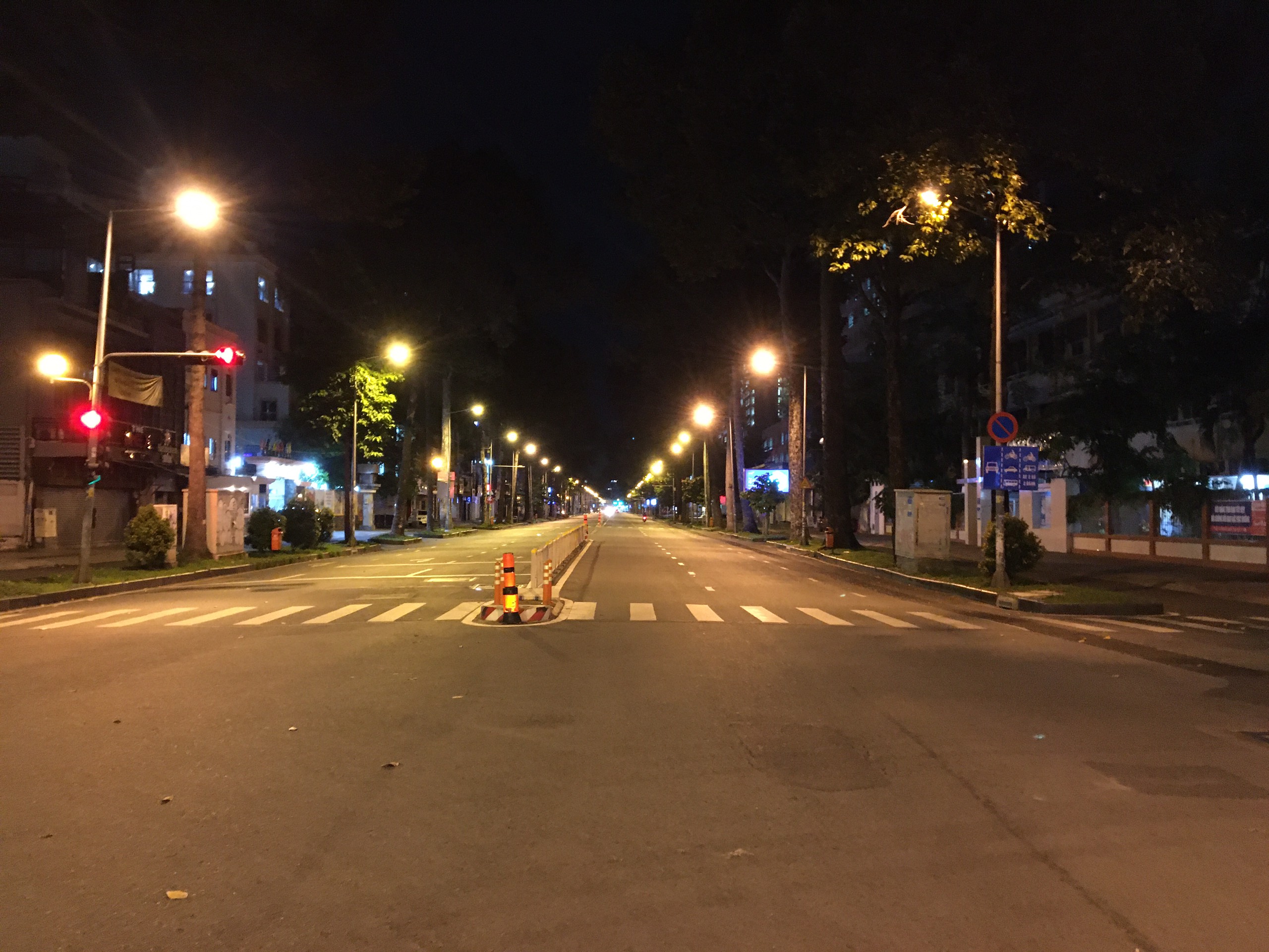 Đường Phố Sài Gòn Trong Những Đêm Giãn Cách Xã Hội Tăng Cường