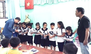 Tặng quà các em học sinh tại xã đảo Thiềng Liềng
