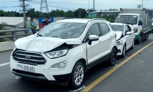 4 ô tô va chạm liên hoàn tại nút giao cầu vượt cao tốc Trung Lương - Mỹ Thuận