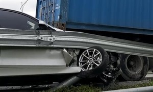Xế xịn BMW bị xe container ép vào hộ lan bẹp dúm, 2 người thoát chết