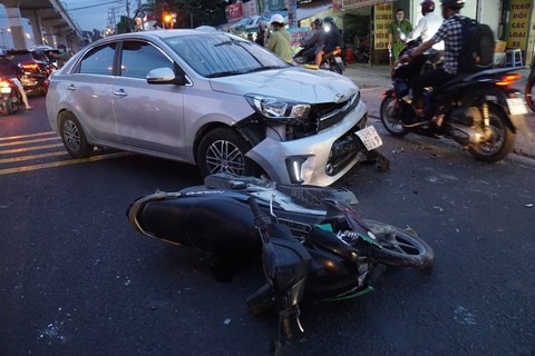 Ô tô tông nhiều xe máy giữa ngã tư ở Sài Gòn, 3 người bị thương nặng
