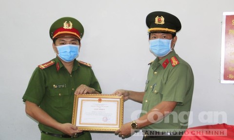 Biểu dương CBCS giúp dân lúc nguy cấp trong thời gian giãn cách - Vimarsana News