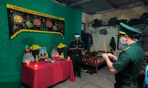 Đại úy BĐBP lập bàn thờ vọng tại chốt chống dịch, khi hay tin cha mất - Vimarsana News