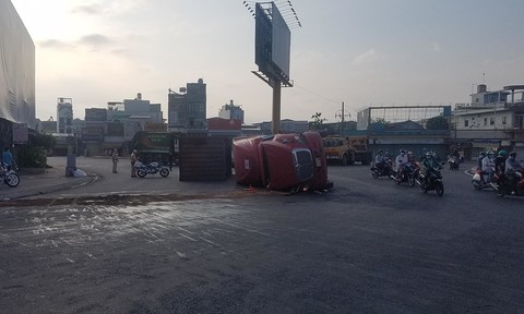 TPHCM: Lật container tại vòng xoay An Lạc, tài xế kẹt trong cabin được cứu - Vimarsana News