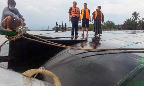 Sà lan chở 400 tấn đá bị lật úp trên sông Đồng Nai, hai người được cứu sống - Vimarsana News